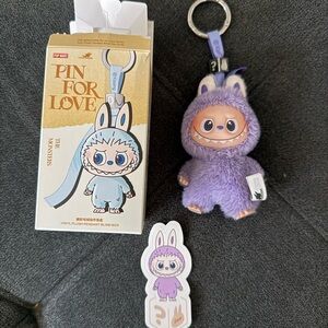 Pin For Love Labubu - ?